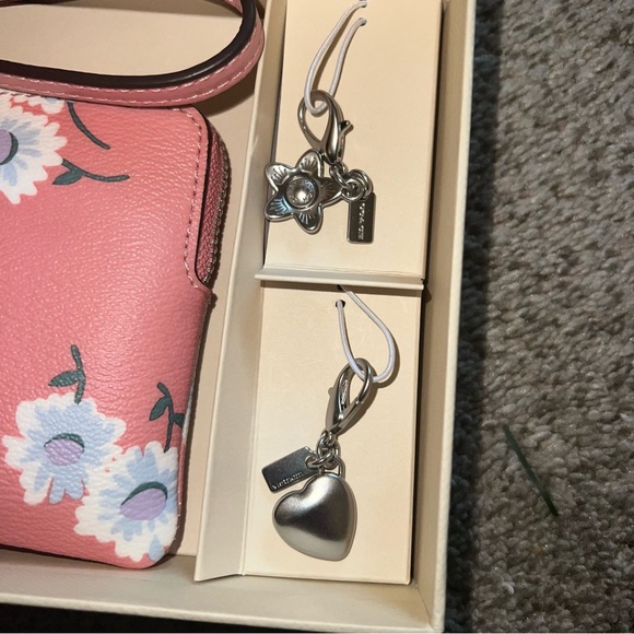 Coach Boxed Corner Zip Wristlet in Daisy Bubblegum - Picture 3 of 10